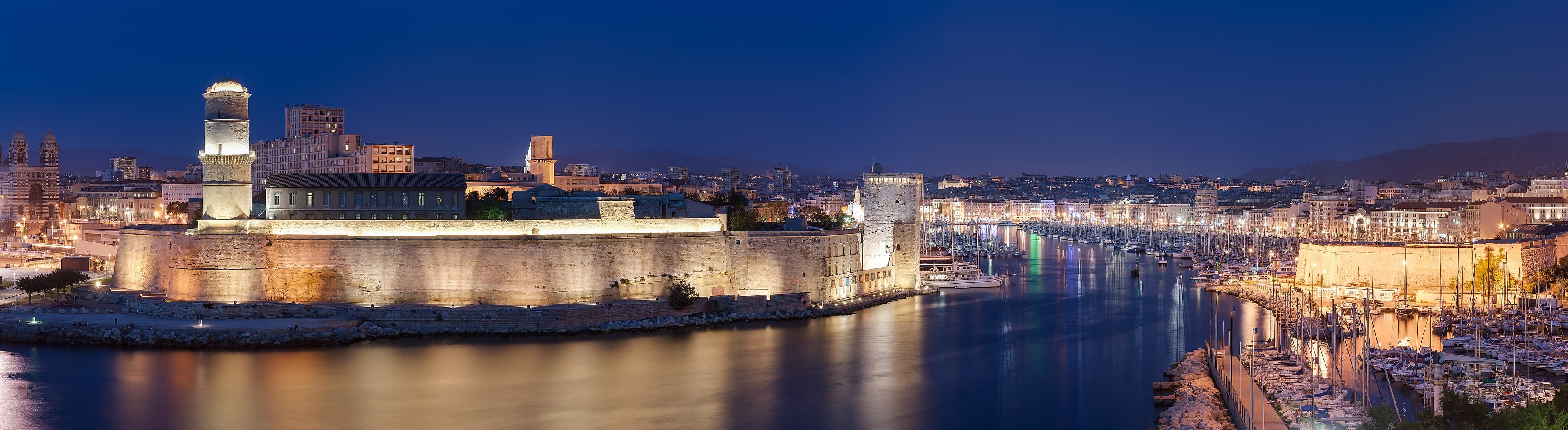 Le Vieux-Port de Marseille de nuit vu depuis le parc du Pharo