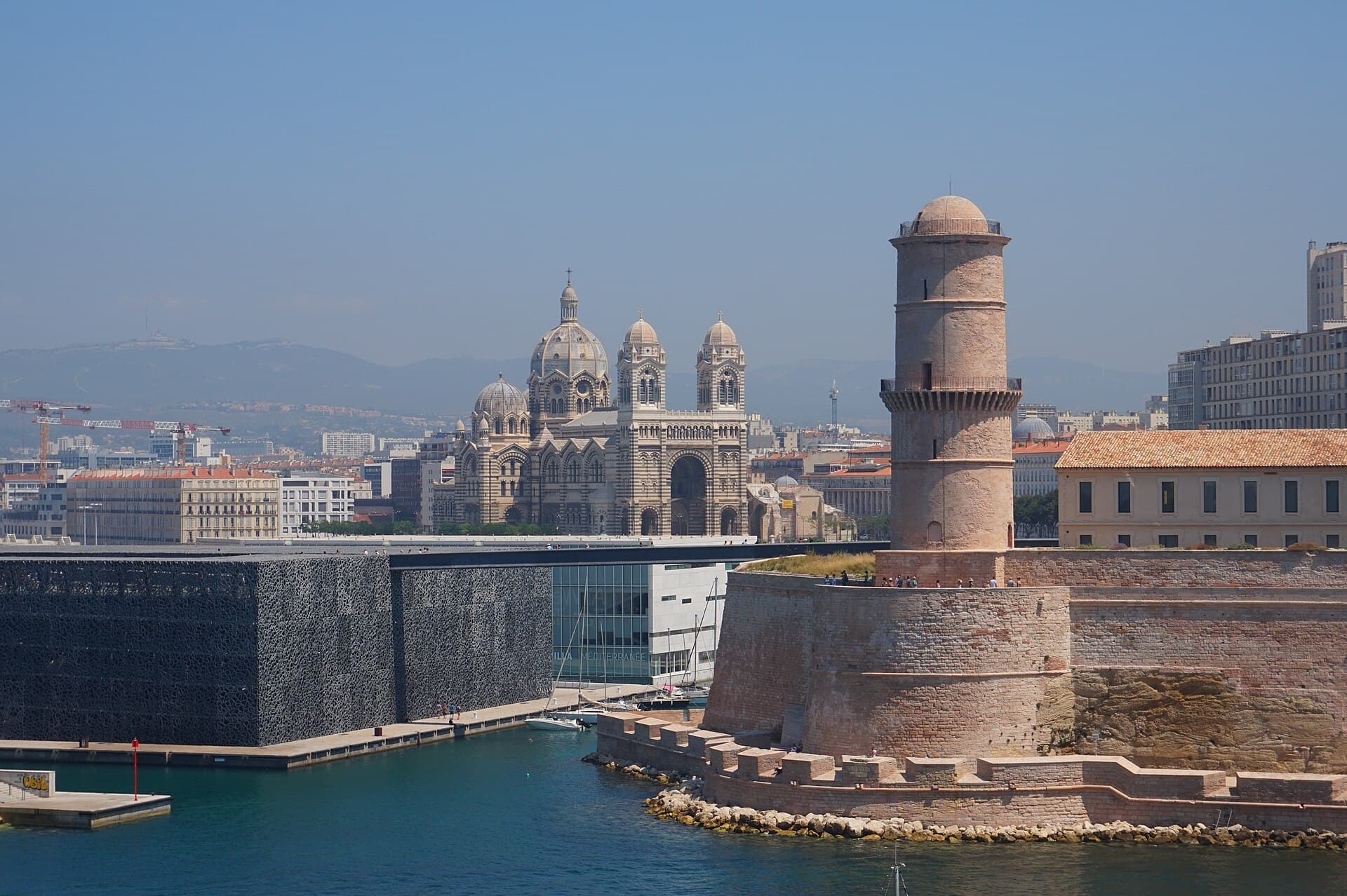 Le Mucem et la cathédrale de la Major à l’entrée du Vieux-Port