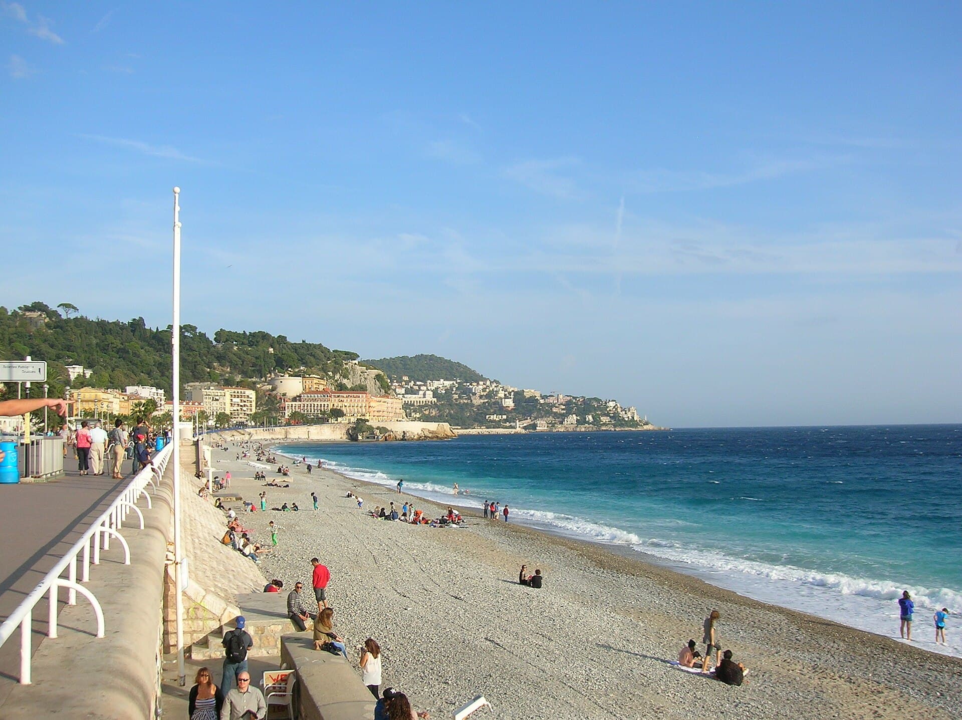 La promenade des Anglais et la plage, avec la colline du Château