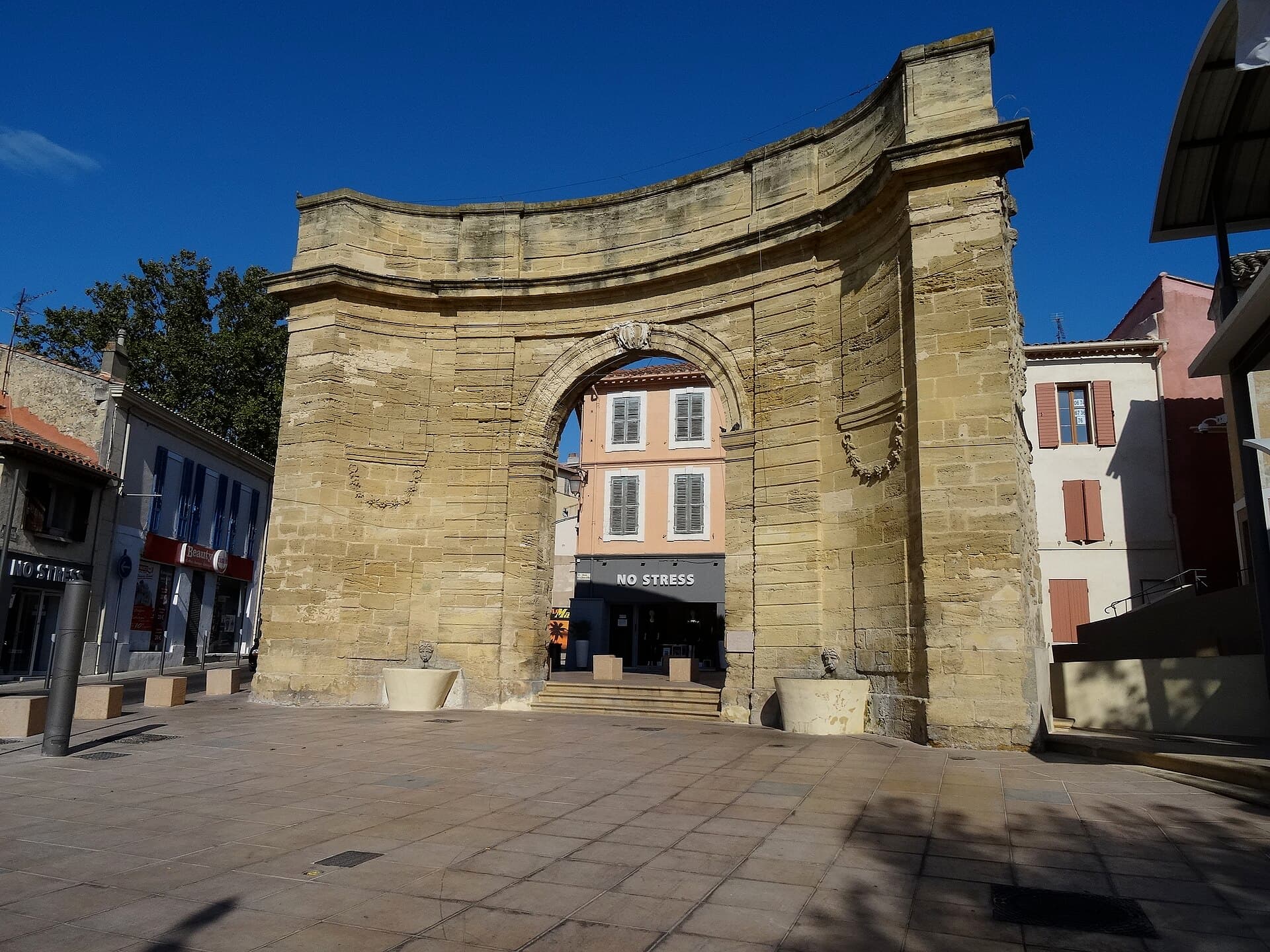 Porte d'Arles, Istres