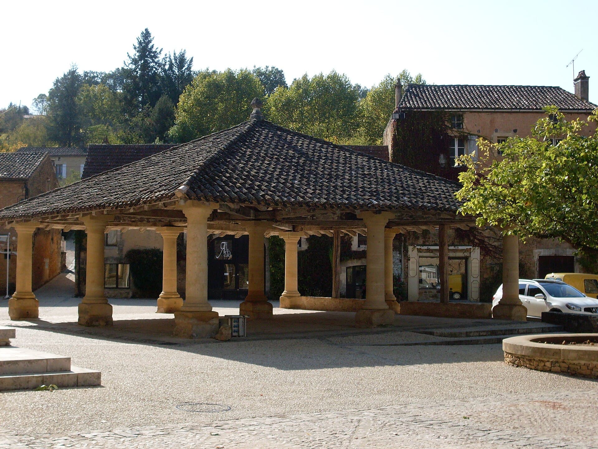 Halle de Cadouin, Le Buisson-de-Cadouin