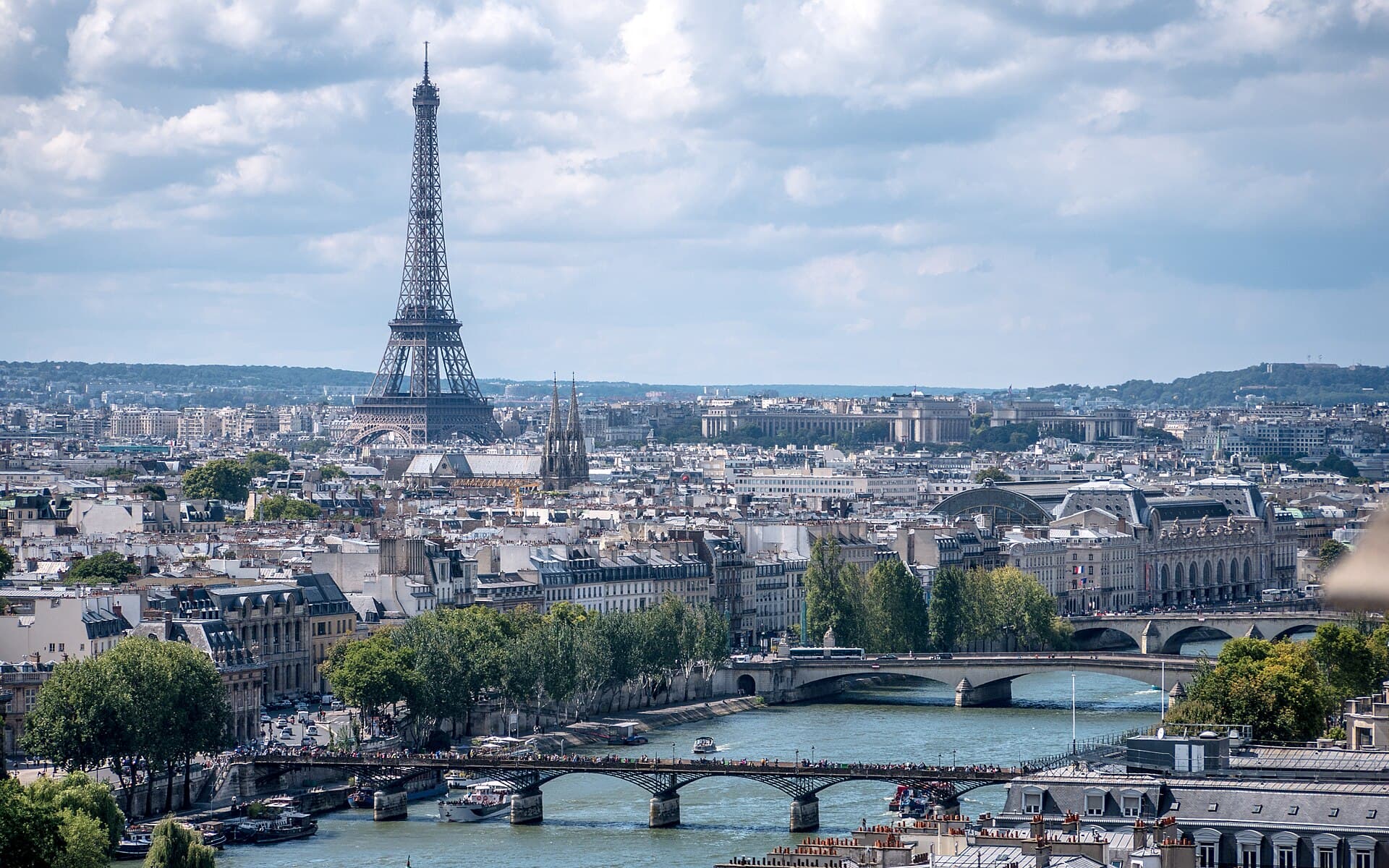 La tour Eiffel et les toits de Paris vus depuis la tour Saint-Jacques