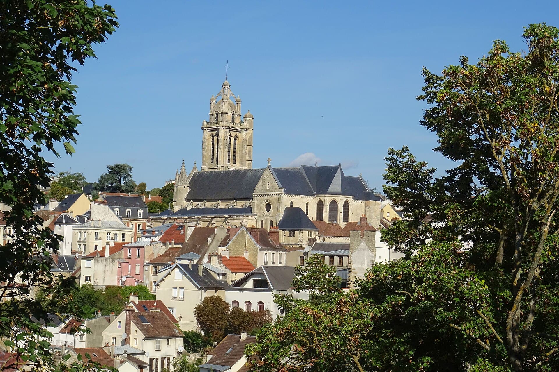 La cathédrale Saint-Maclou vue depuis le jardin du château
